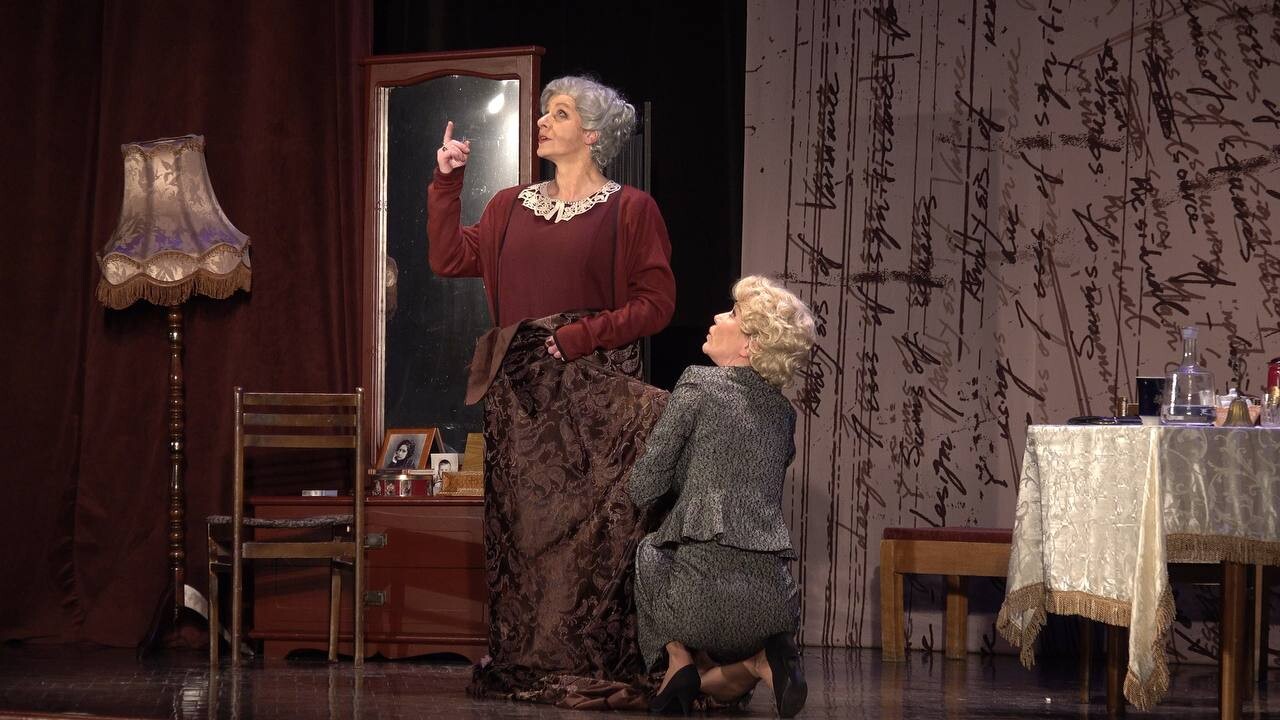 Фаина, птица парящая в клетке